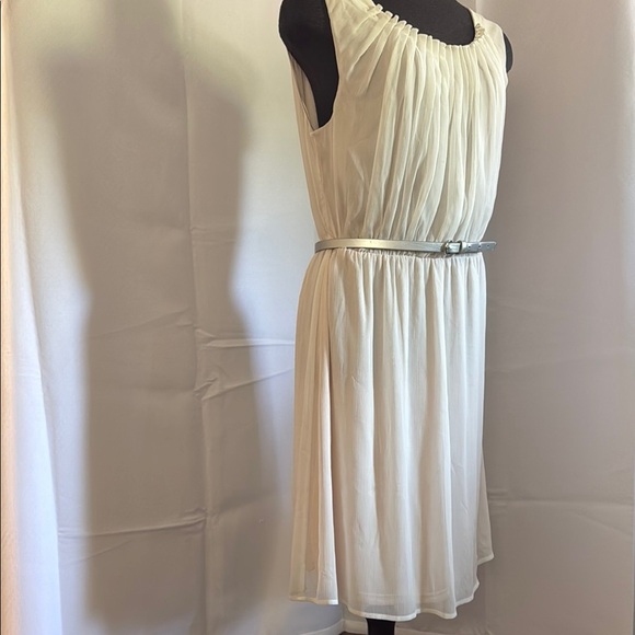 Elegant Flowy Vintage Cream Sleeveless Dress - Picture 3 of 9